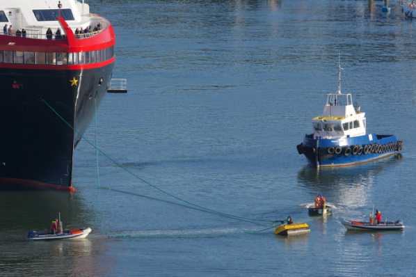 16 March 2020 - 08-07-31 
Dart harbour crews know how to tie a good bowline. But in a three inch thick rope ?
Mooring Norwegian cruise ship Fridtjof Nansen is not the most straightforward of operations.
--------------
Cruise ship Fridtjof Nansen visits Dartmouth